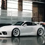 インディーセント・ヴィークルズによるポルシェ911のスラントノーズカスタム「インディーセント020」のフロント