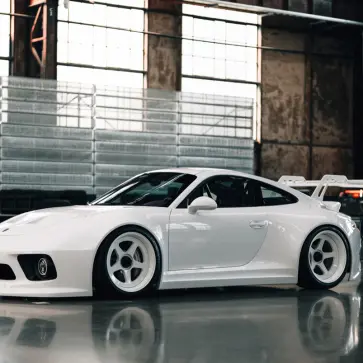 インディーセント・ヴィークルズによるポルシェ911のスラントノーズカスタム「インディーセント020」のフロント