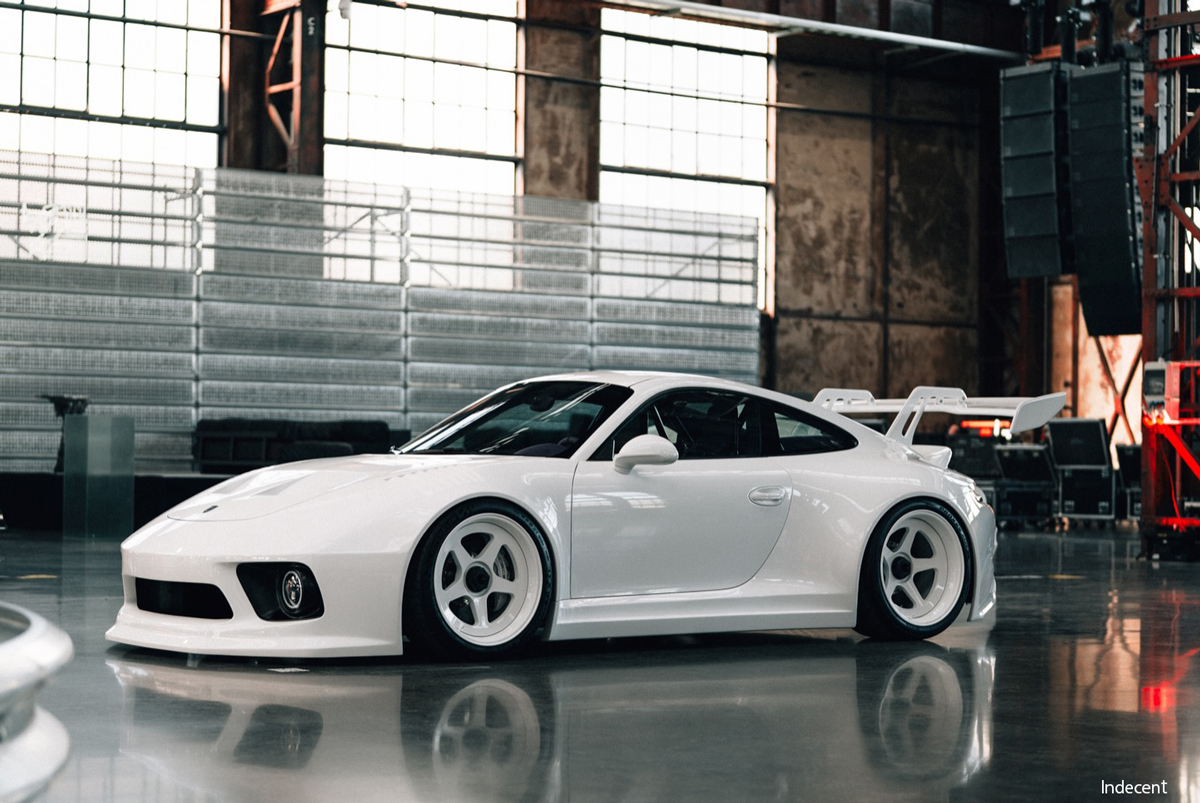 インディーセント・ヴィークルズによるポルシェ911のスラントノーズカスタム「インディーセント020」のフロント