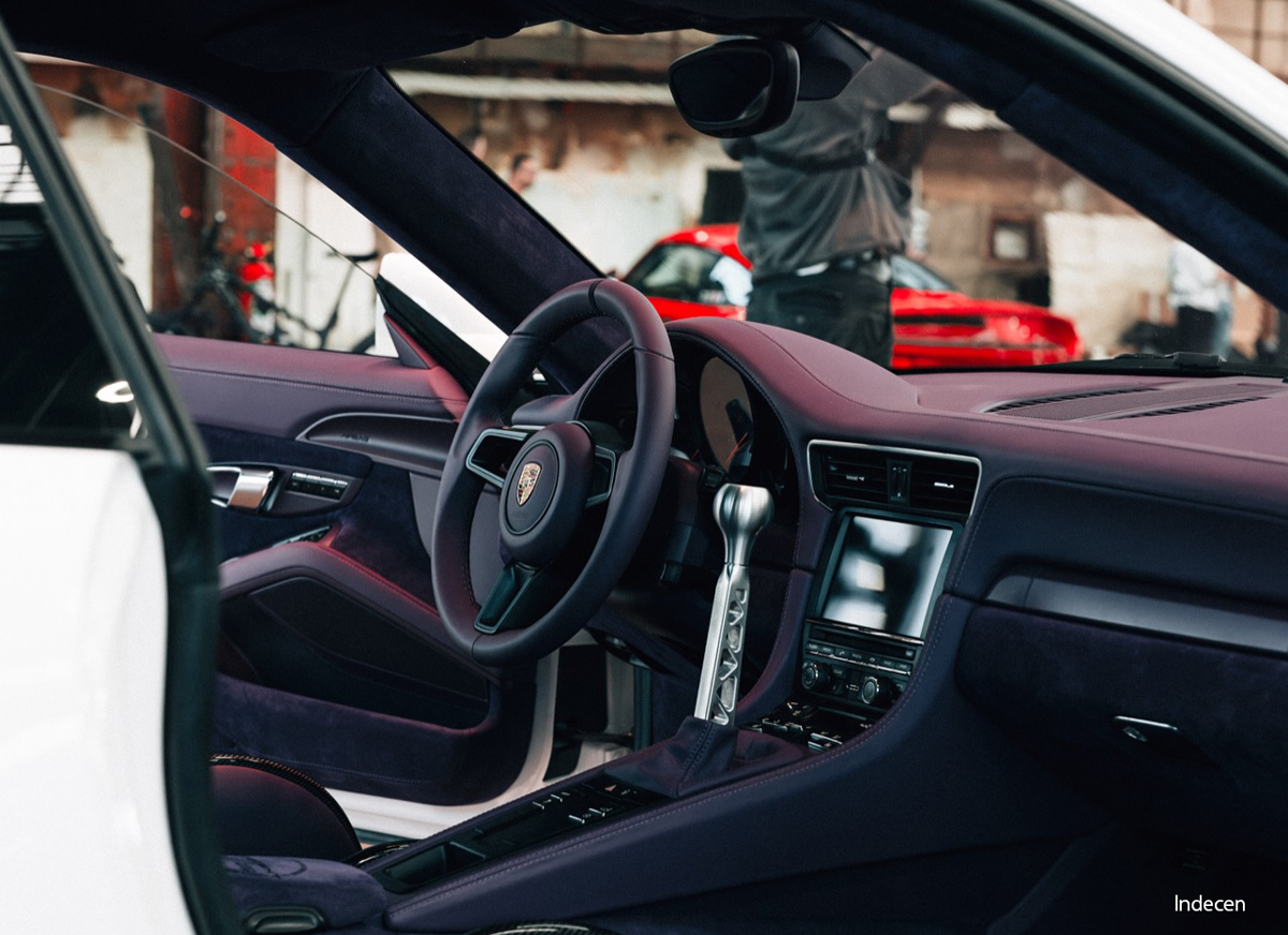 インディーセント・ヴィークルズによるポルシェ911のスラントノーズカスタム「インディーセント020」のインテリア