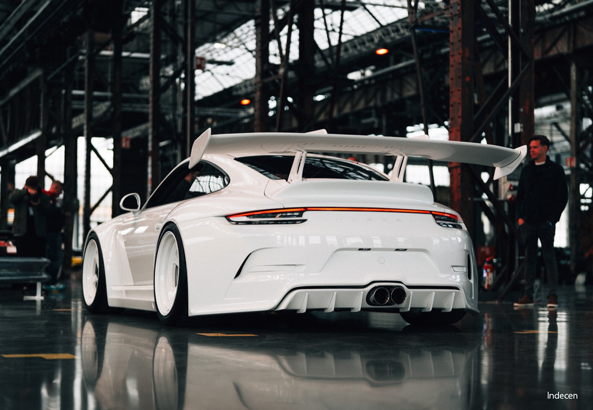 インディーセント・ヴィークルズによるポルシェ911のスラントノーズカスタム「インディーセント020」のリア