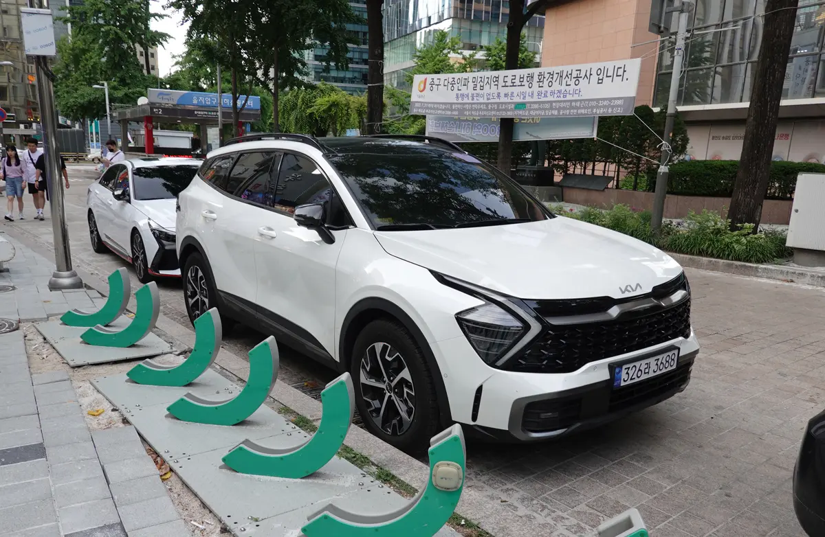 韓国の路上を走るキア（KIA）