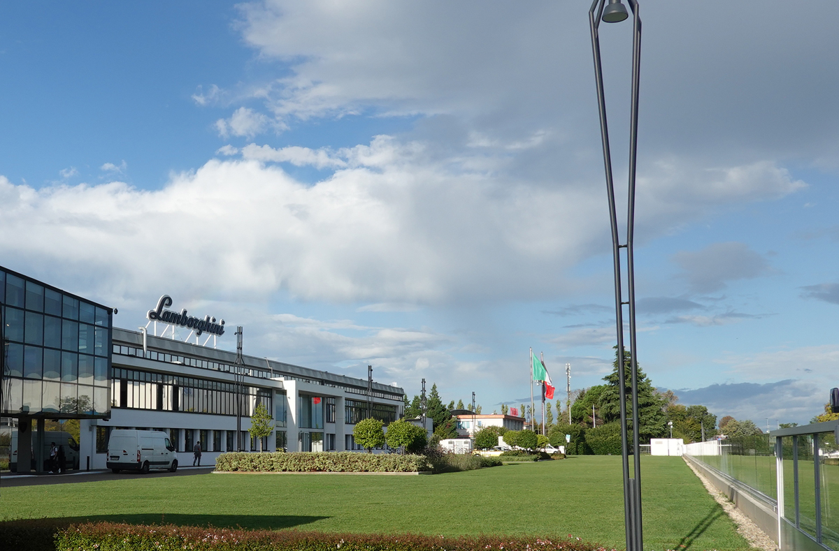 ランボルギーニ本社正面