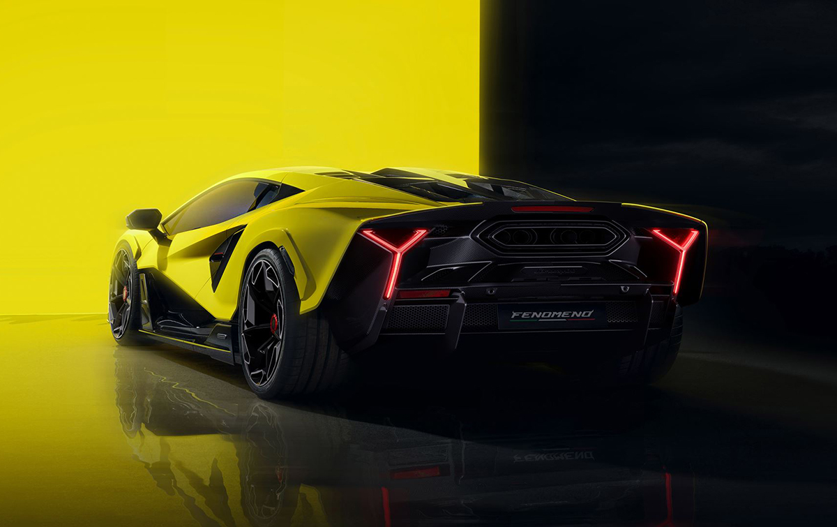 ランボルギーニ・フェノーメノのリアサイドビュー(イエロー、静止)