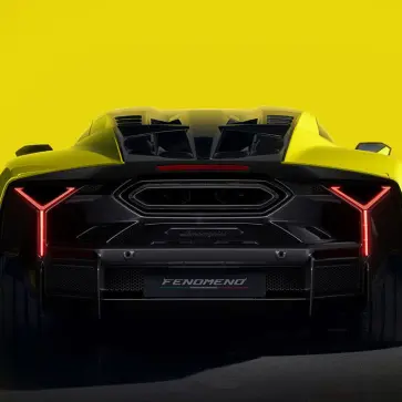 ランボルギーニ・フェノーメノのリアビュー（イエロー、静止）