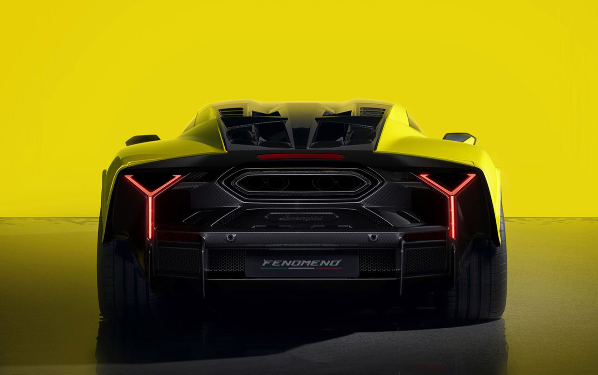 ランボルギーニ・フェノーメノのリアビュー(イエロー、静止)