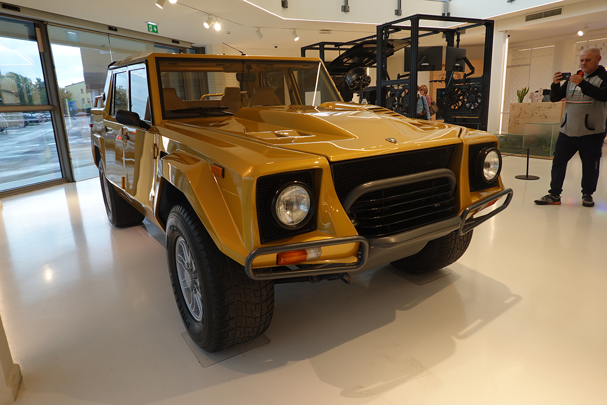 ランボルギーニ LM002（ゴールド、ランボルギーニ博物館での展示）