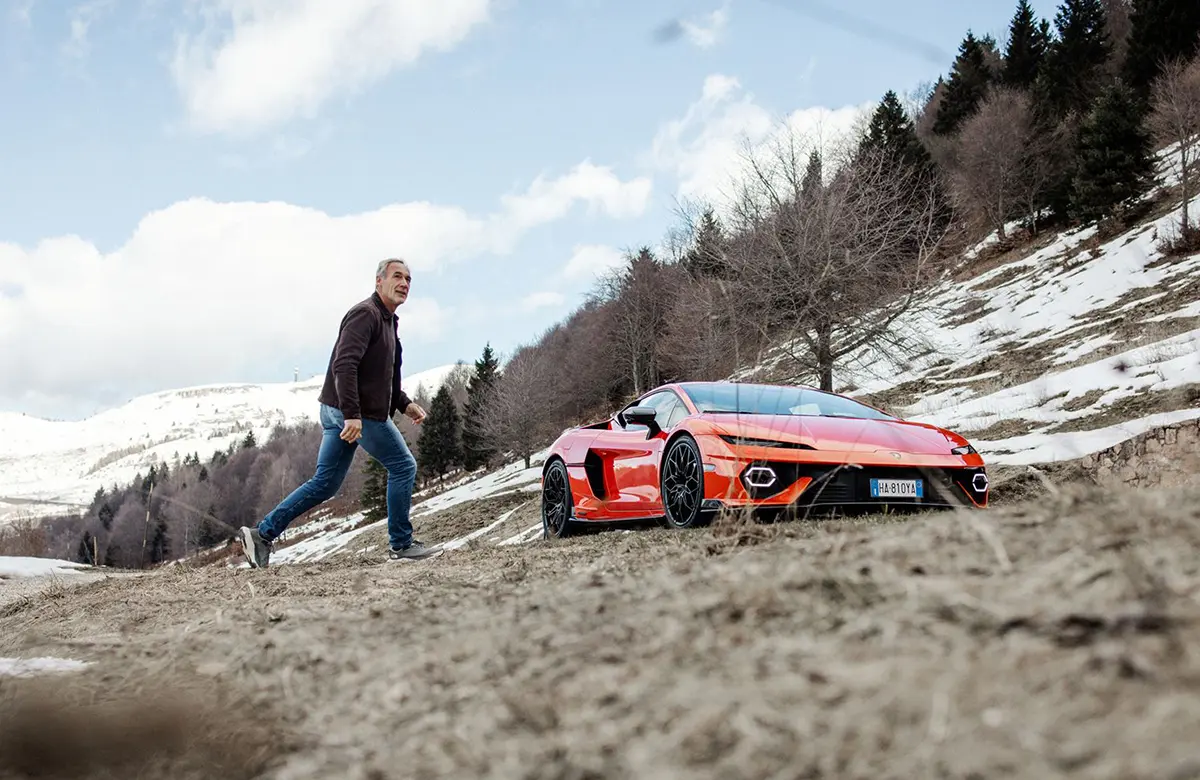 オレンジのランボルギーニ・テメラリオと冒険家であるマイク・ホーン