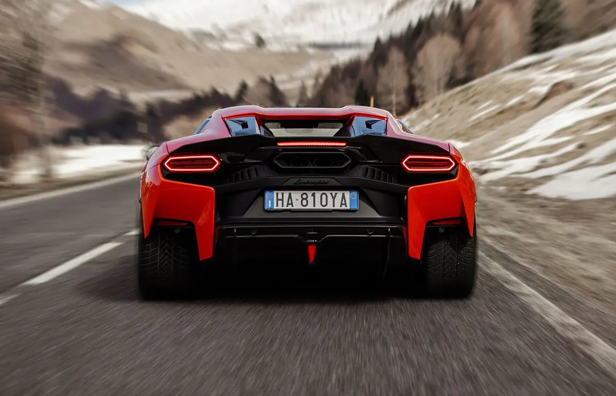 オレンジのランボルギーニ・テメラリオ（リヤビュー）