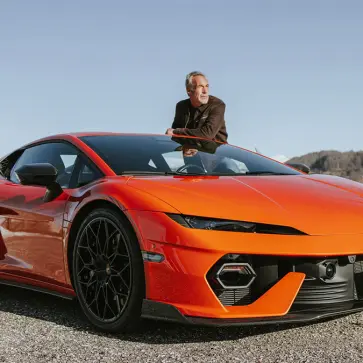 オレンジのランボルギーニ・テメラリオと冒険家であるマイク・ホーン