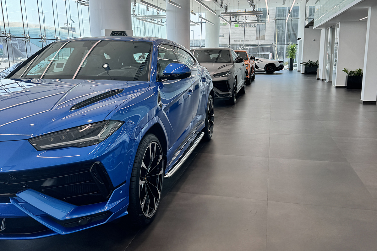 ブルーのランボルギーニ・ウルス（静止、ドバイの正規ディーラーにて）