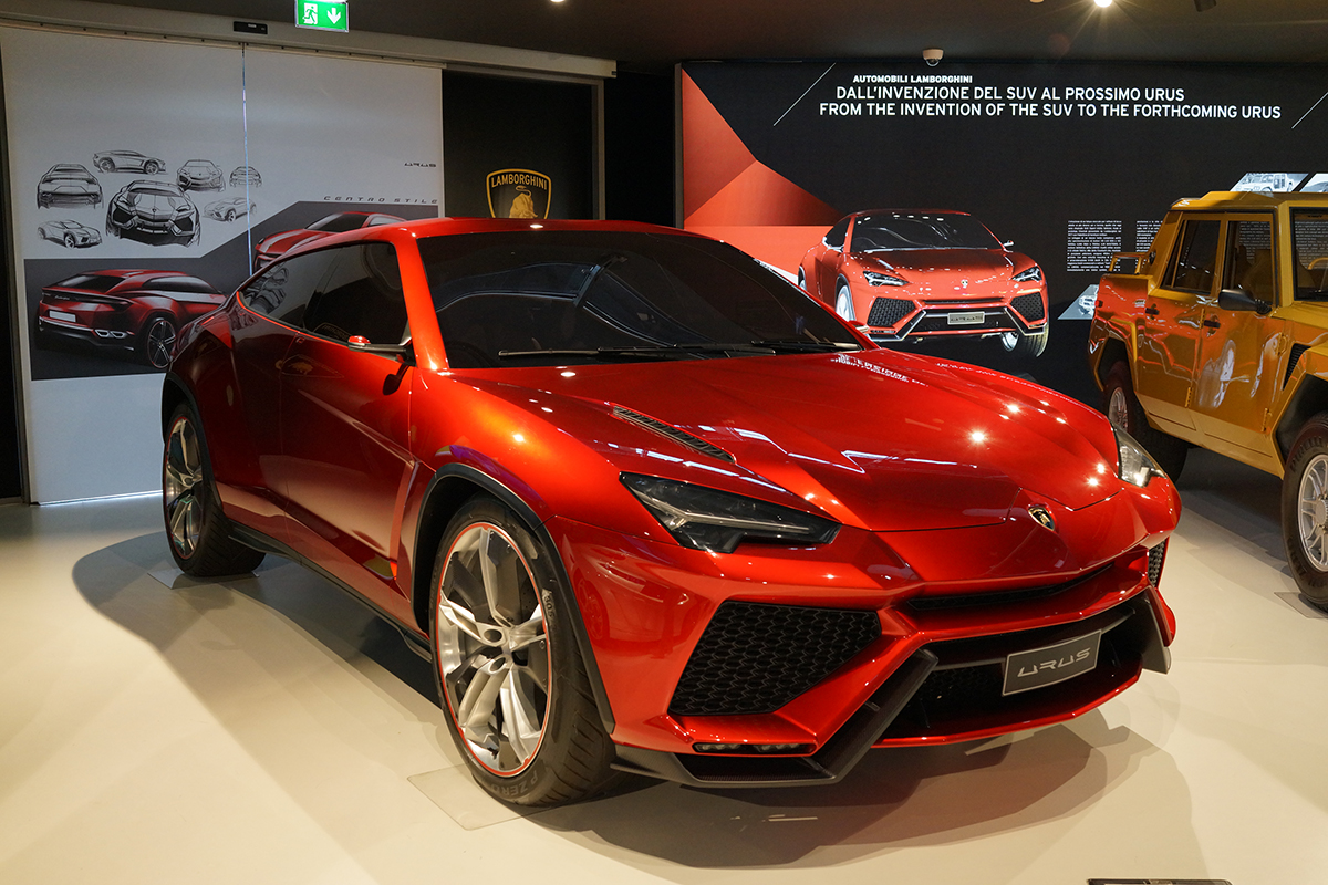 ランボルギーニ・ウルス・コンセプト（レッド、静止、ランボルギーニ博物館にて）