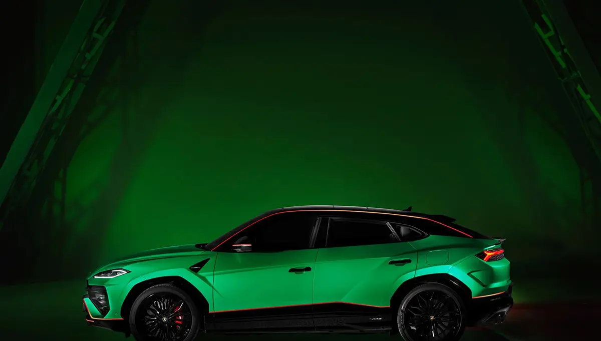 ランボルギーニ・ウルスSEの限定モデル「Tettonero」のサイド（グリーン）