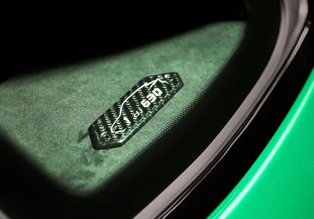 ランボルギーニ・ウルスSEの限定モデル「Tettonero」の限定バッジ