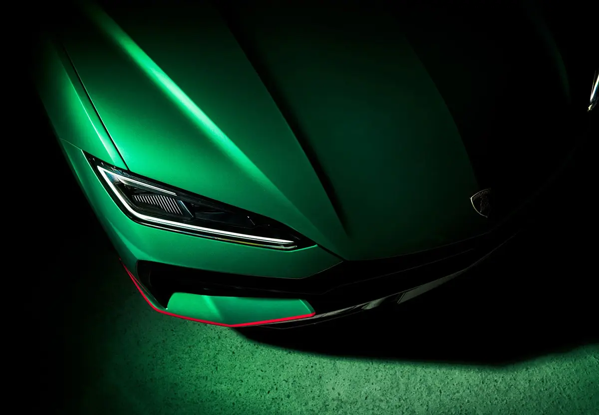 ランボルギーニ・ウルスSEの限定モデル「Tettonero」のフロント（グリーン）
