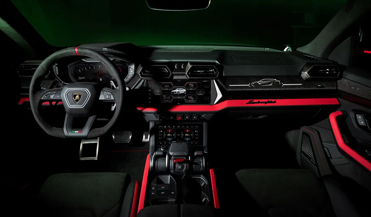 ランボルギーニ・ウルスSEの限定モデル「Tettonero」のインテリア（ブラックとレッド）