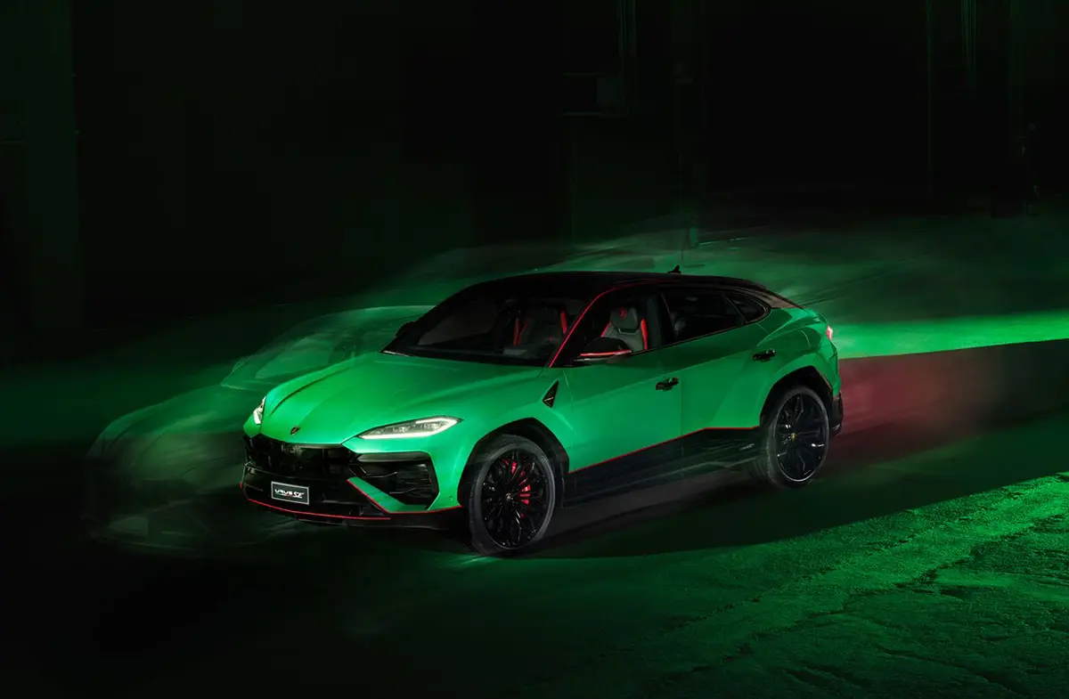 ランボルギーニ・ウルスSEの限定モデル「Tettonero」のフロントサイド（グリーン）