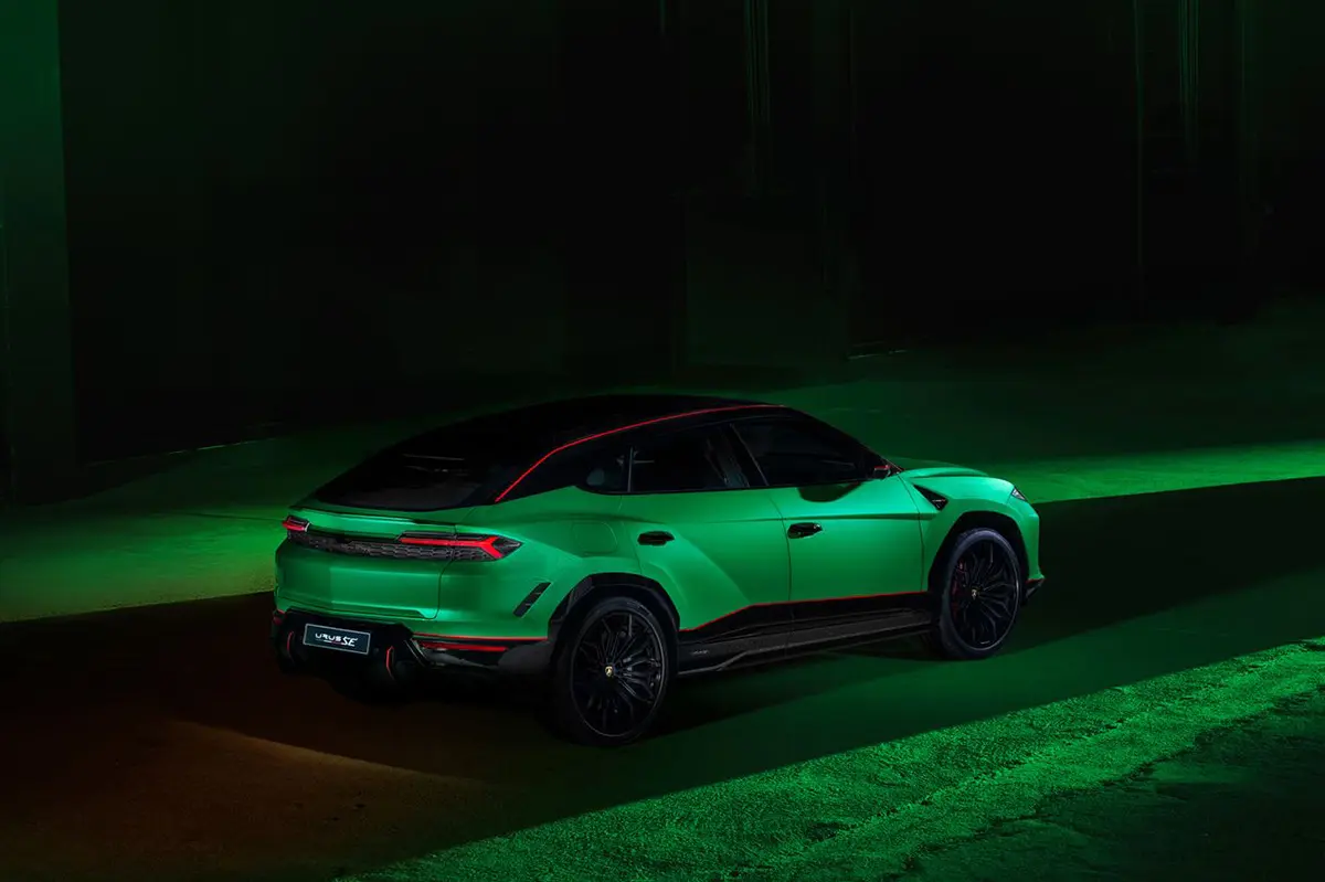 ランボルギーニ・ウルスSEの限定モデル「Tettonero」のリアサイド（グリーン）