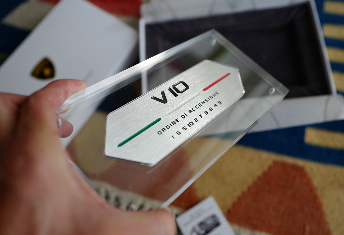 ランボルギーニ納車1年後の「記念品」