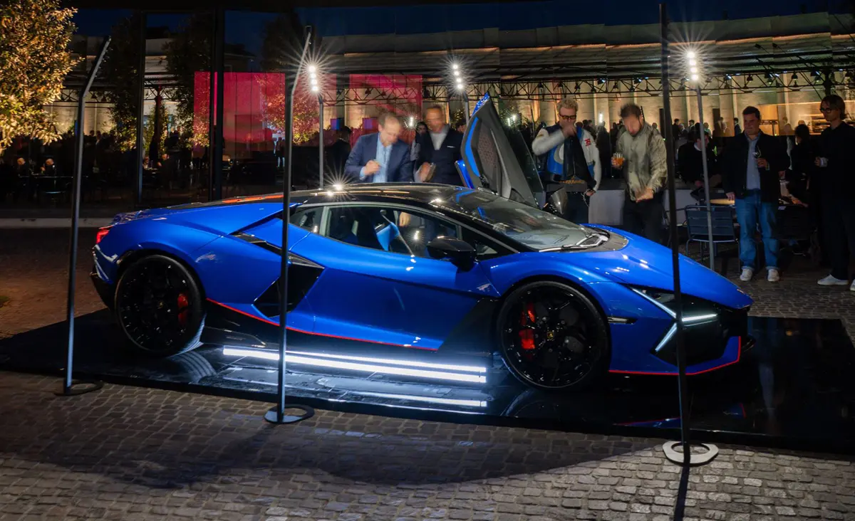 ランボルギーニがミラノデザインウィークにて展示したアドペルソナム仕様のレヴエルト（ブルー）