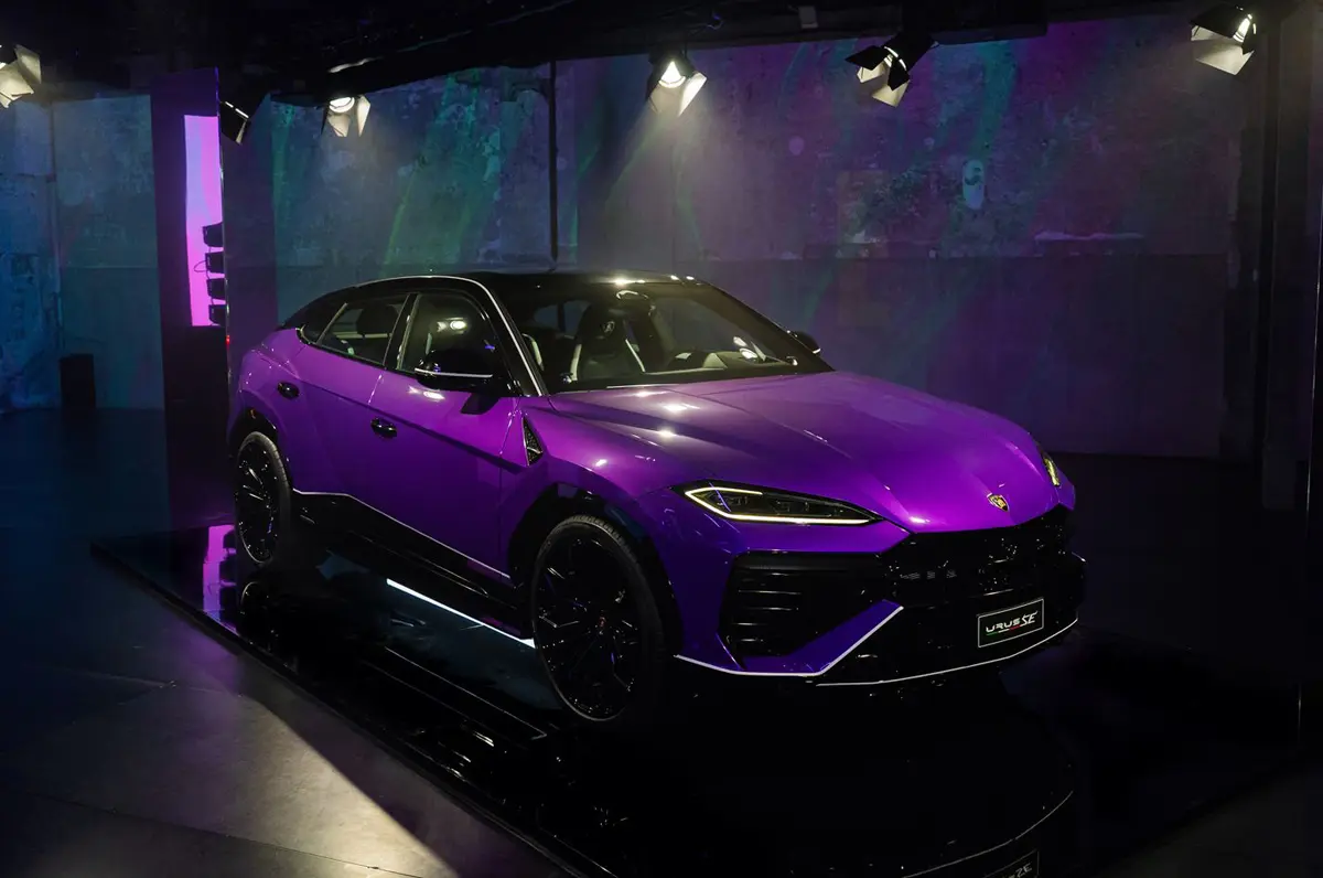 ランボルギーニがミラノデザインウィークにて展示したアドペルソナム仕様のウルスSE（パープル）