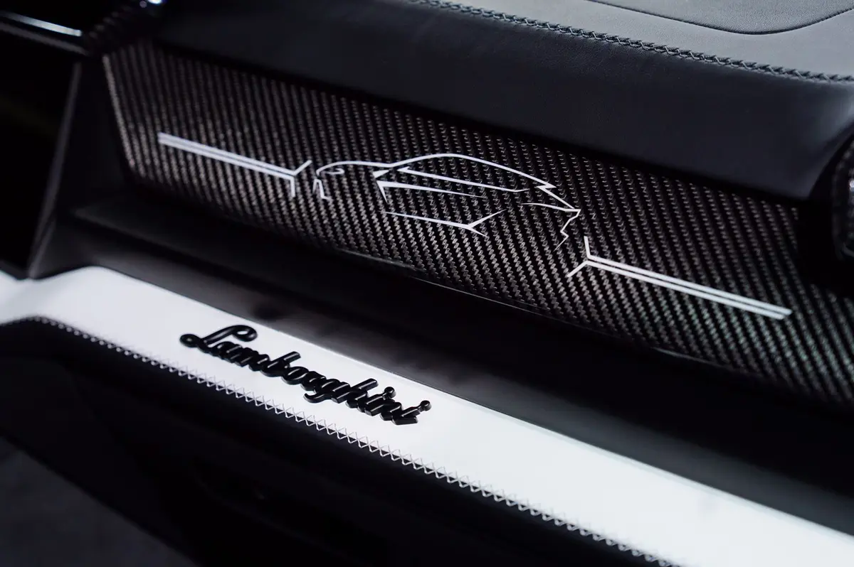 ランボルギーニがミラノデザインウィークにて展示したアドペルソナム仕様のウルスSEのインテリア