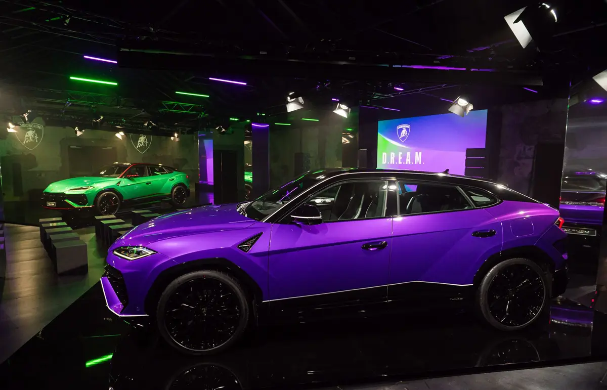 ランボルギーニがミラノデザインウィークにて展示したアドペルソナム仕様のウルスSE（パープル）