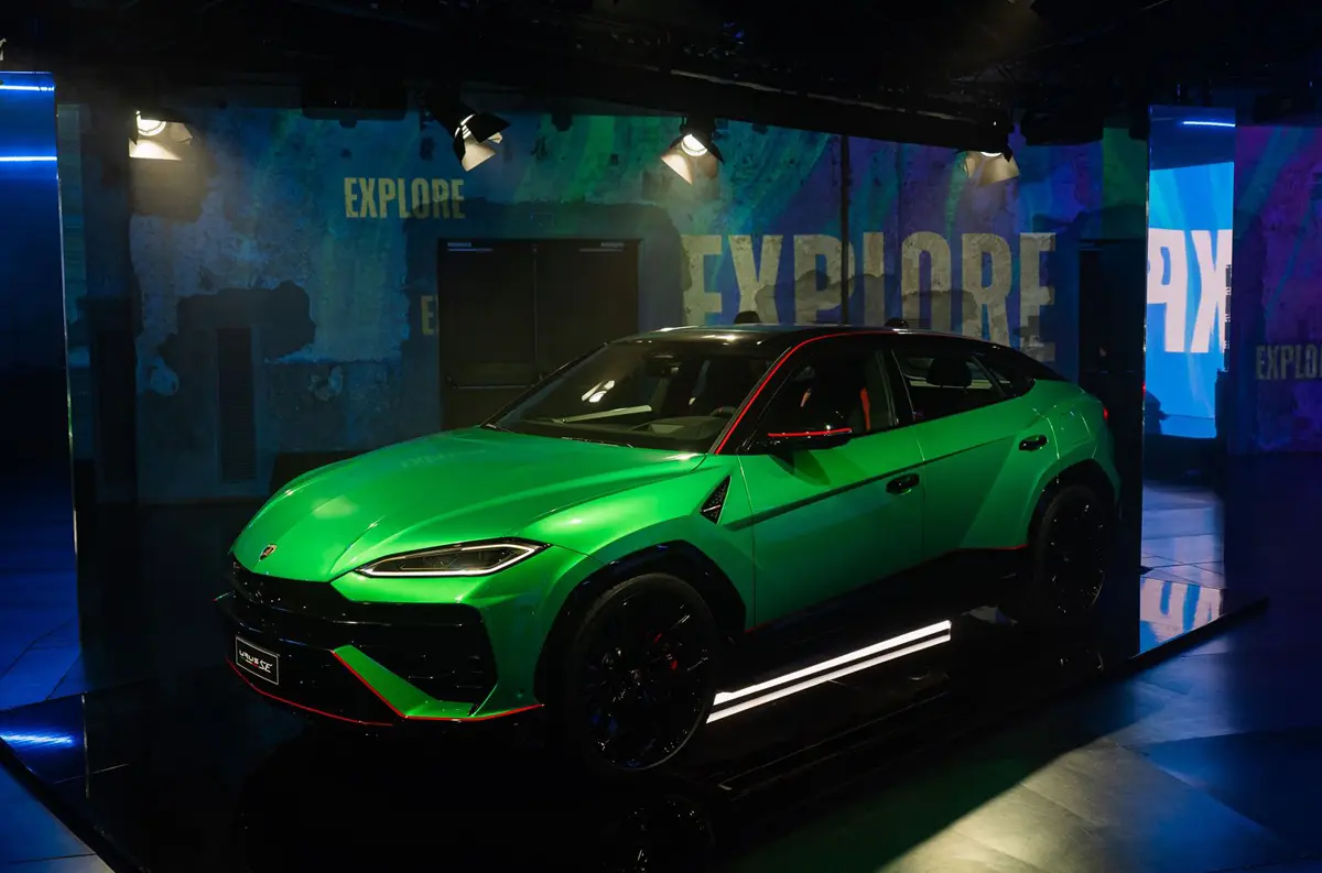 ランボルギーニがミラノデザインウィークにて展示したアドペルソナム仕様のウルスSE（グリーン）