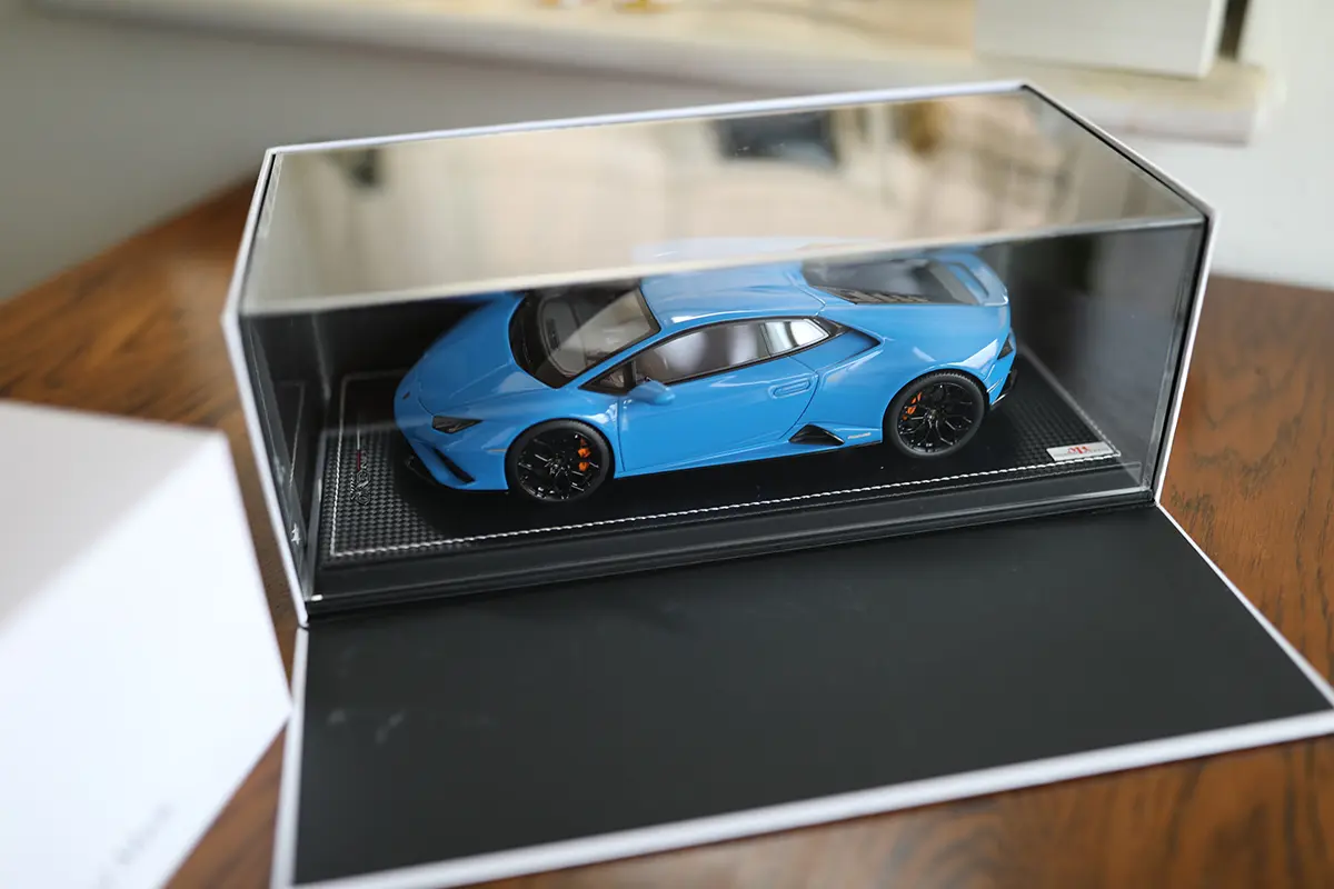 ブルーのランボルギーニ・ウラカンのモデルカー(MRコレクション)