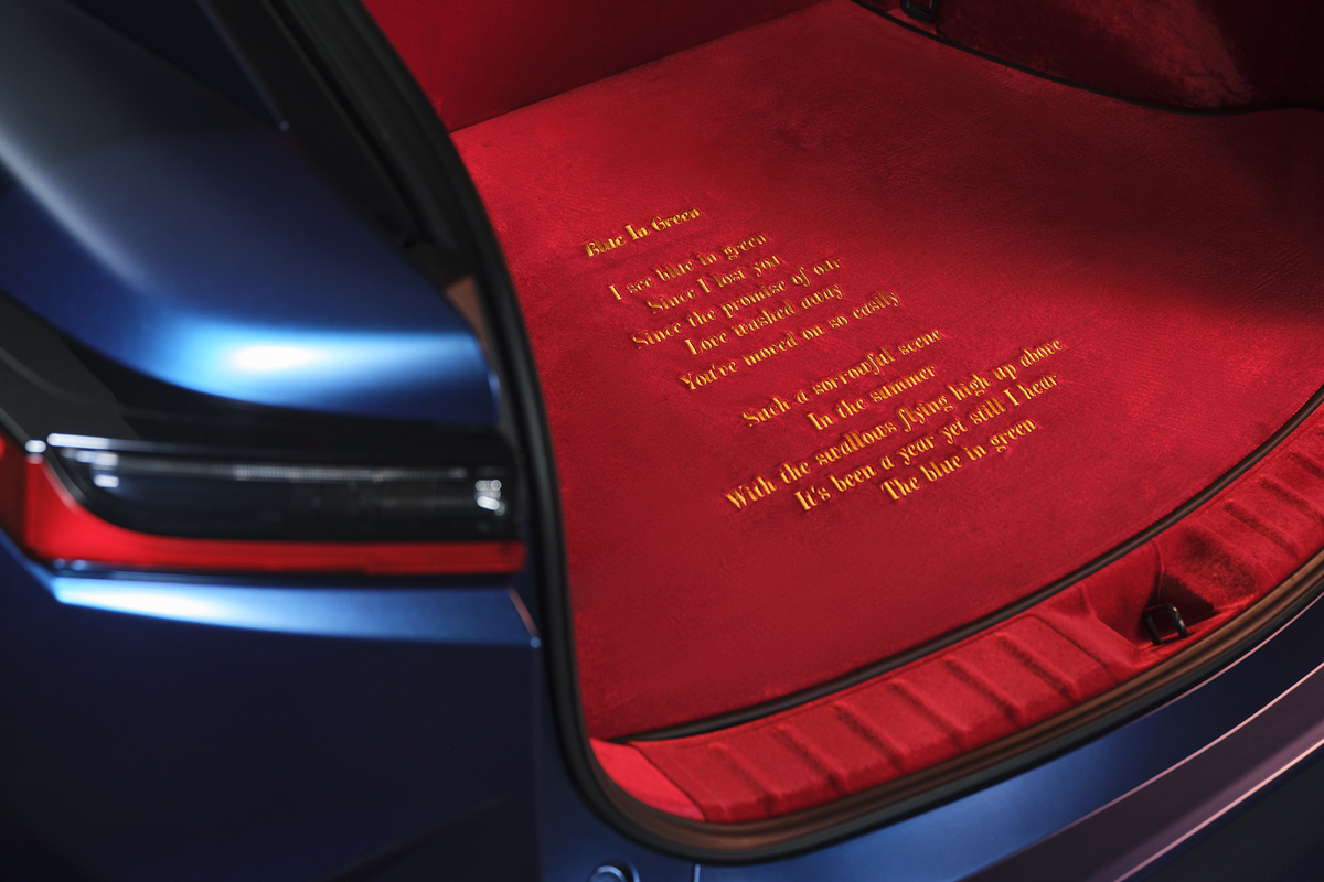 レクサスRZ「ブルー・イン・グリーン」エディション〜トランクルーム