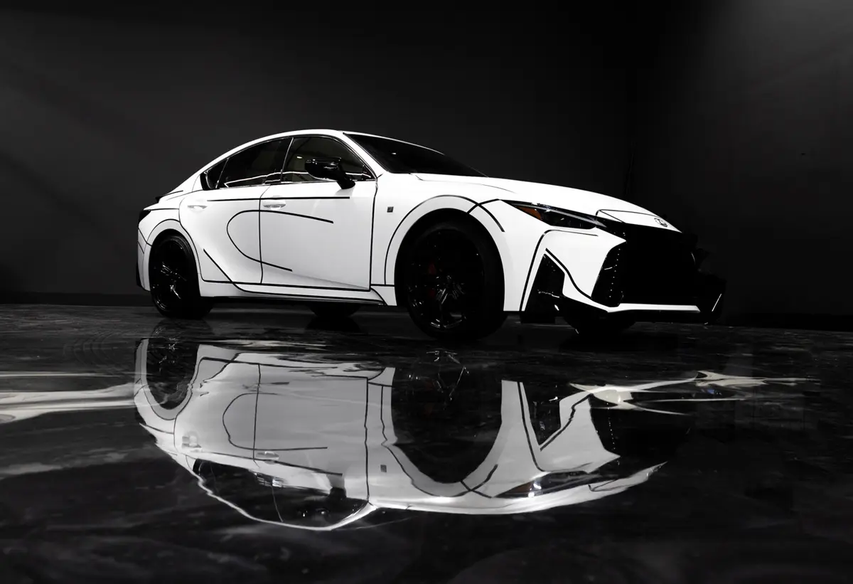 レクサスIS350の「マンガ塗り」アートカー(ホワイト、フロントサイド)