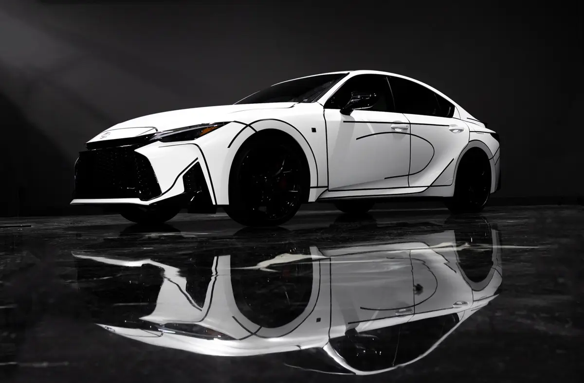 レクサスIS350の「マンガ塗り」アートカー(ホワイト、フロントサイド)