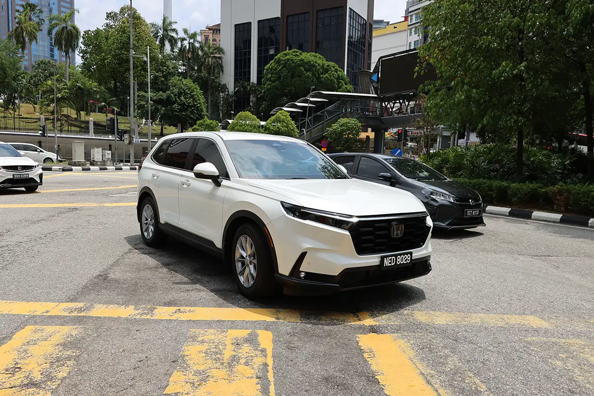 マレーシア・クアラルンプールを走る白いホンダ車