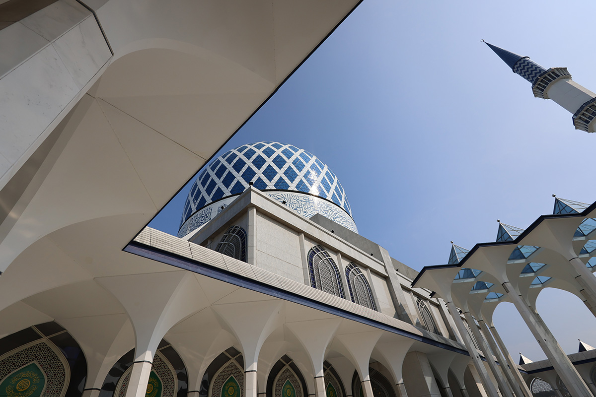 マレーシア クアラルンプールの「ブルーモスク」～広場から見たドーム