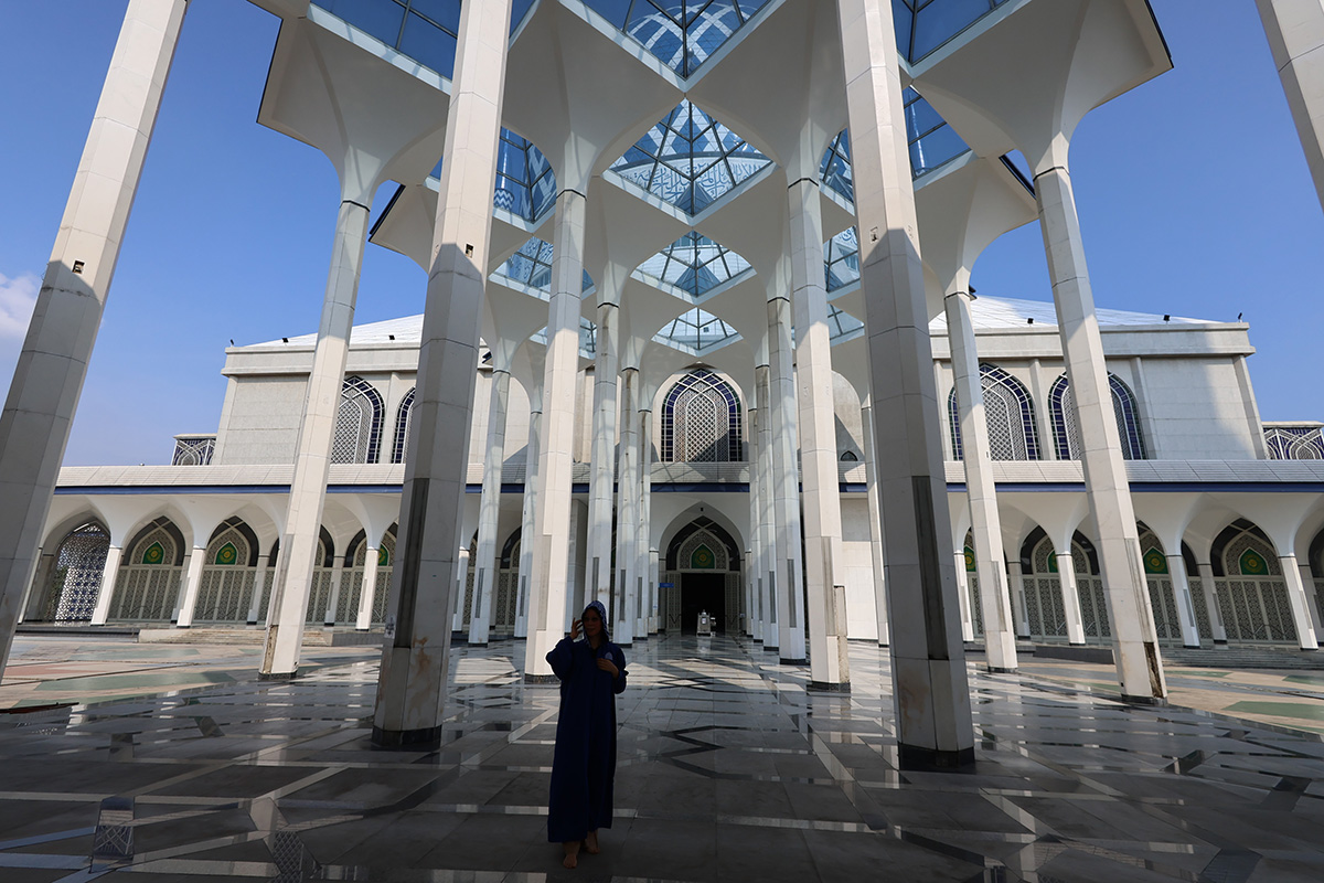 マレーシア クアラルンプールの「ブルーモスク」～広場