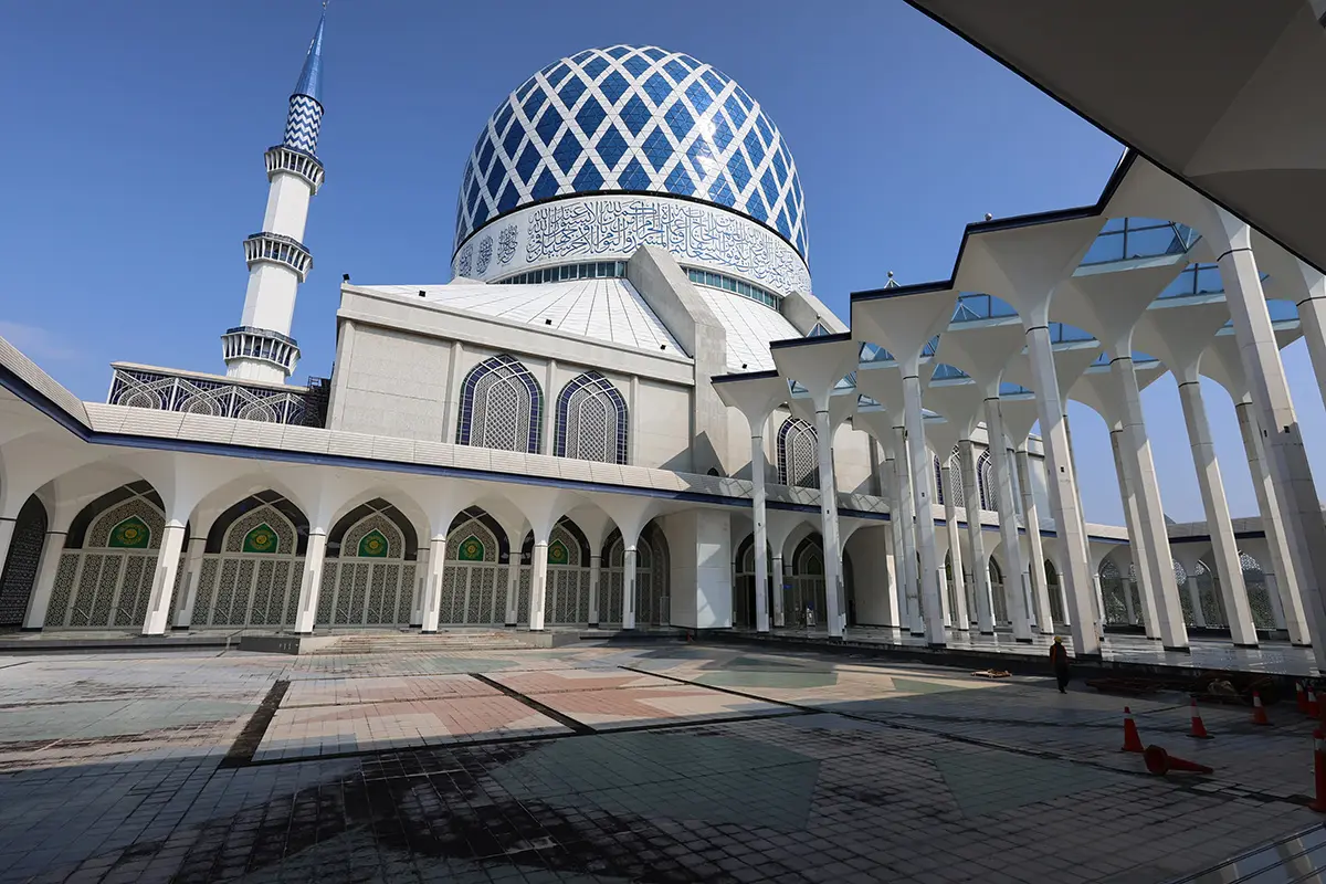 マレーシア クアラルンプールの「ブルーモスク」～広場とドーム