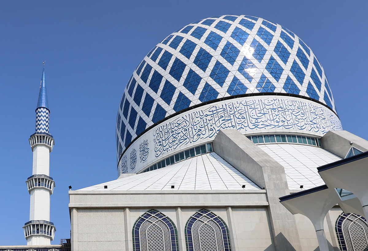 マレーシア クアラルンプールの「ブルーモスク」～ドームに刻まれたカリグラフィー