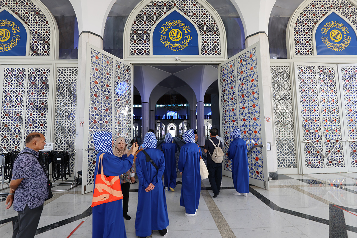 マレーシア クアラルンプールの「ブルーモスク」～祈祷室への入口