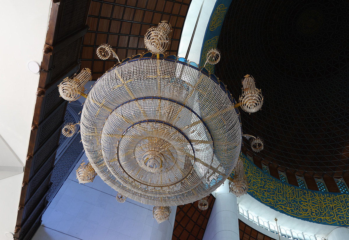 マレーシア クアラルンプールの「ブルーモスク」シャンデリア