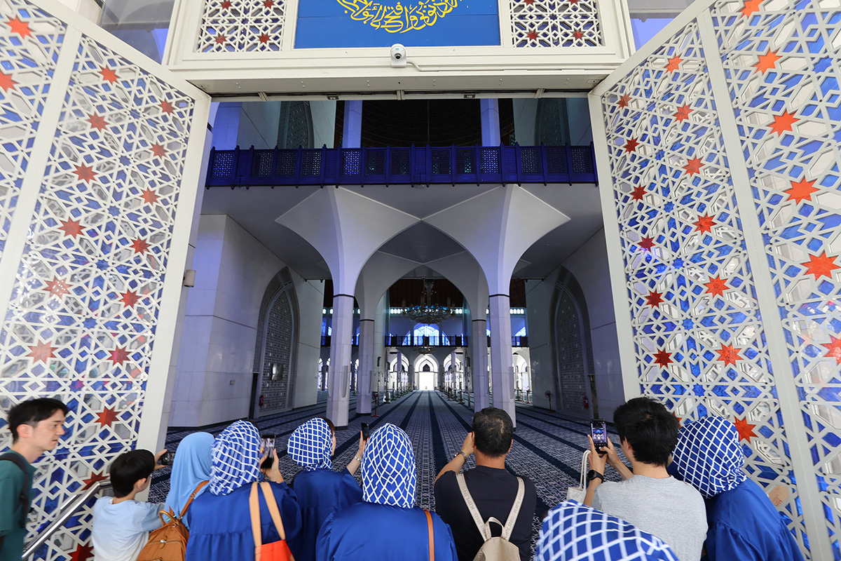 マレーシア クアラルンプールの「ブルーモスク」～館内への入場