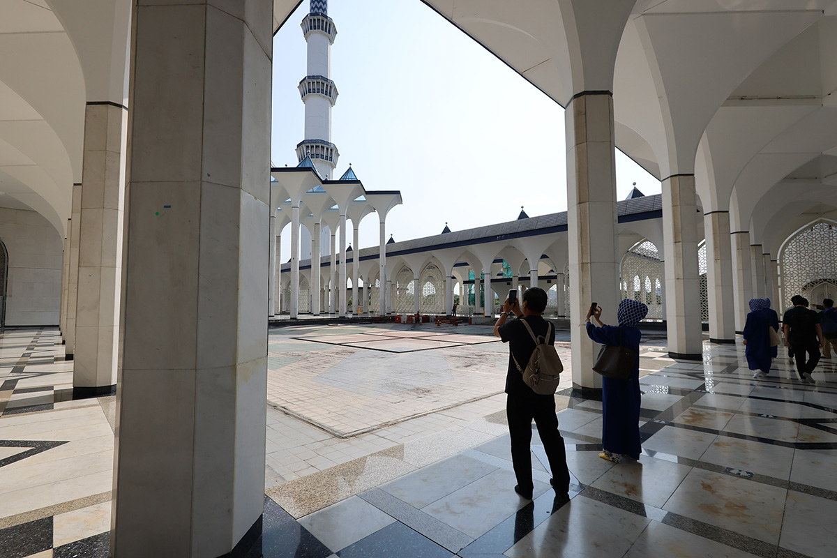 マレーシア クアラルンプールの「ブルーモスク」～広場