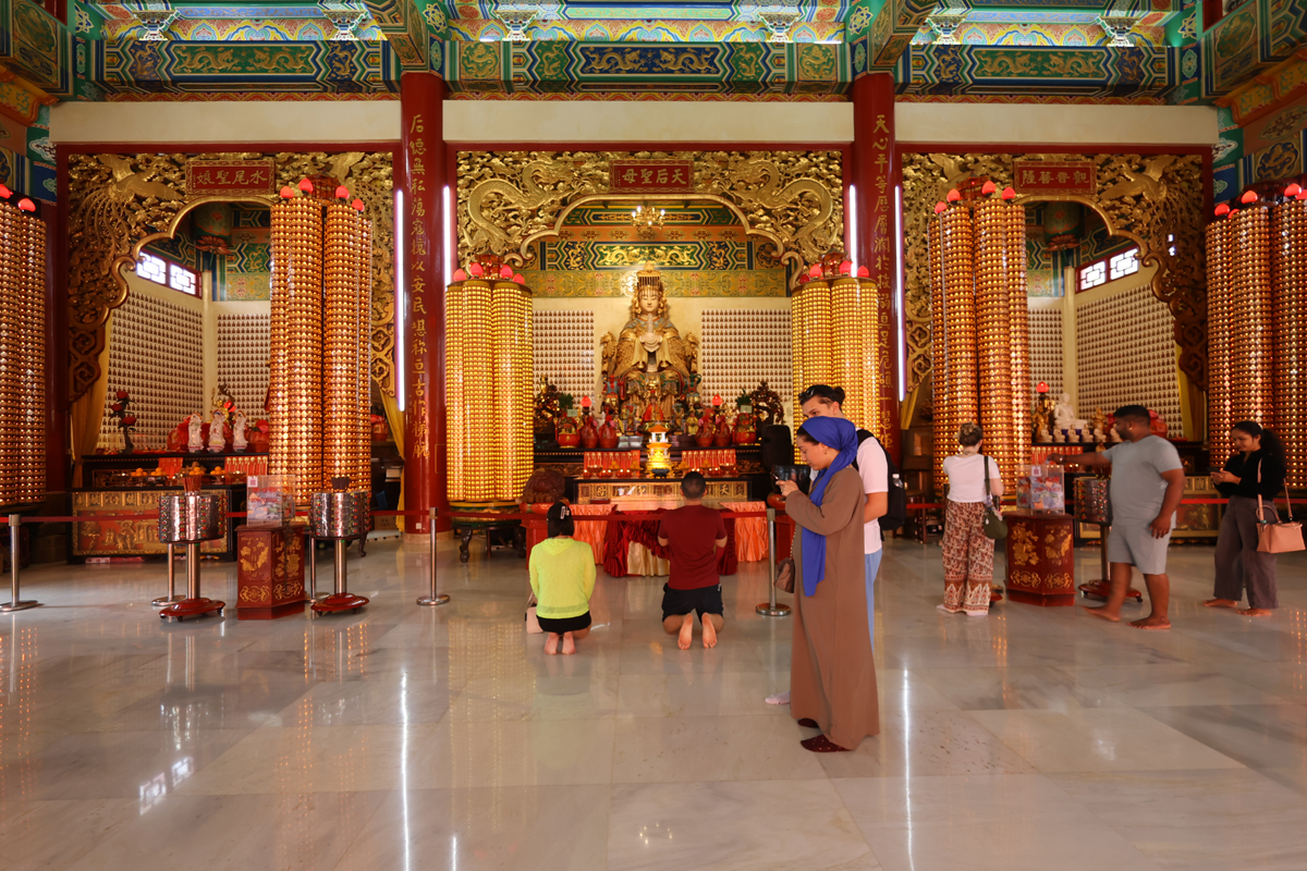 マレーシア クアラルンプールの中国寺院「天后宮」〜礼拝堂