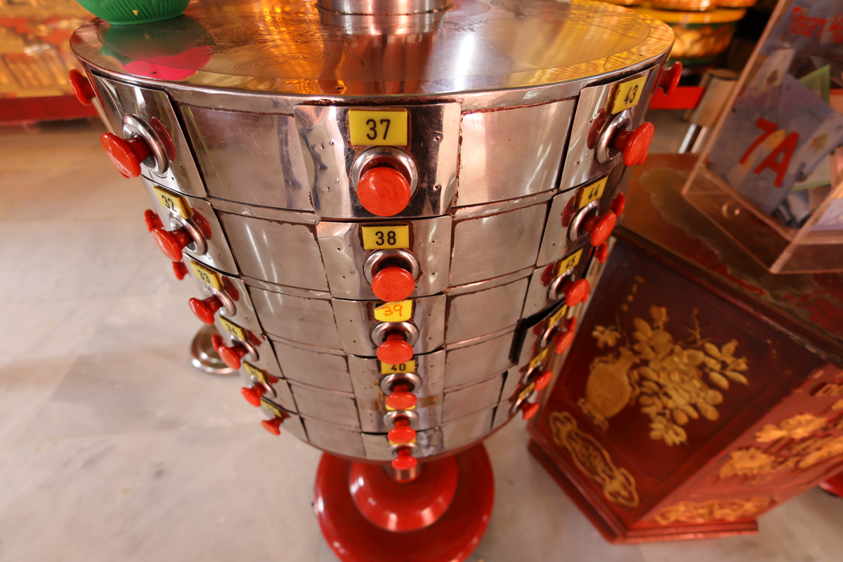 マレーシア クアラルンプールの中国寺院「天后宮」〜おみくじ