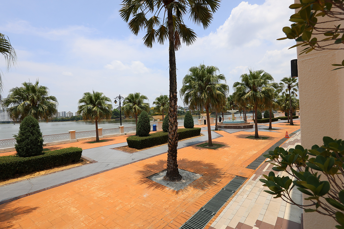 マレーシア クアラルンプールのピンクモスク（プトラモスク）の周辺