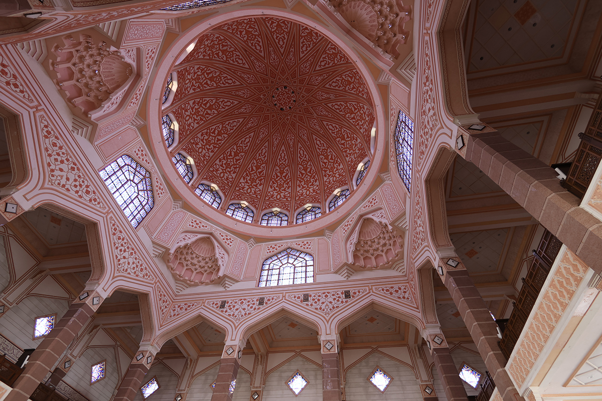 マレーシア クアラルンプールのピンクモスク（プトラモスク）の祈祷室（ドーム型天井）