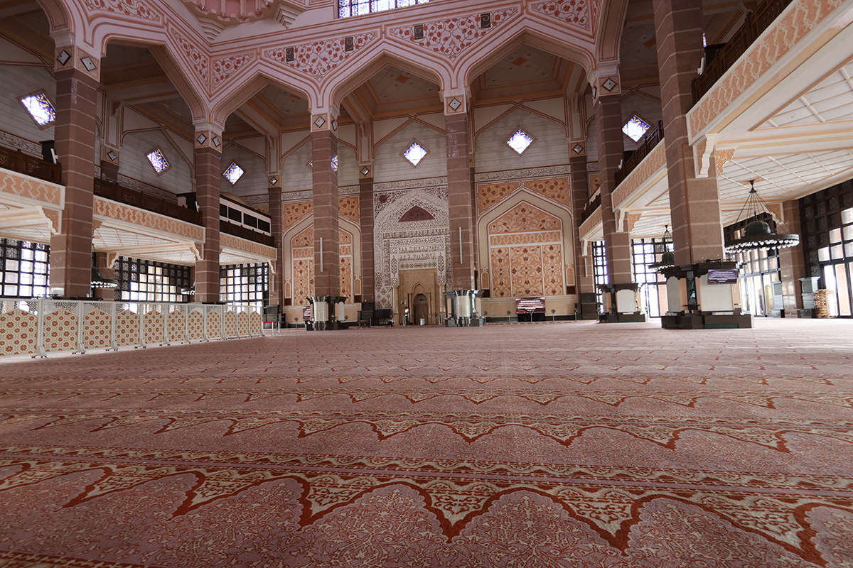 マレーシア クアラルンプールのピンクモスク（プトラモスク）の祈祷室