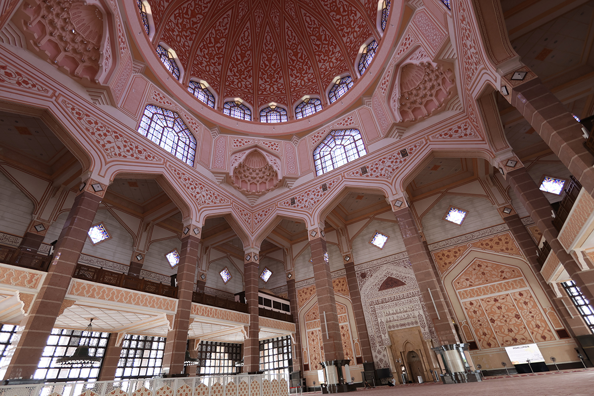 マレーシア クアラルンプールのピンクモスク（プトラモスク）の祈祷室