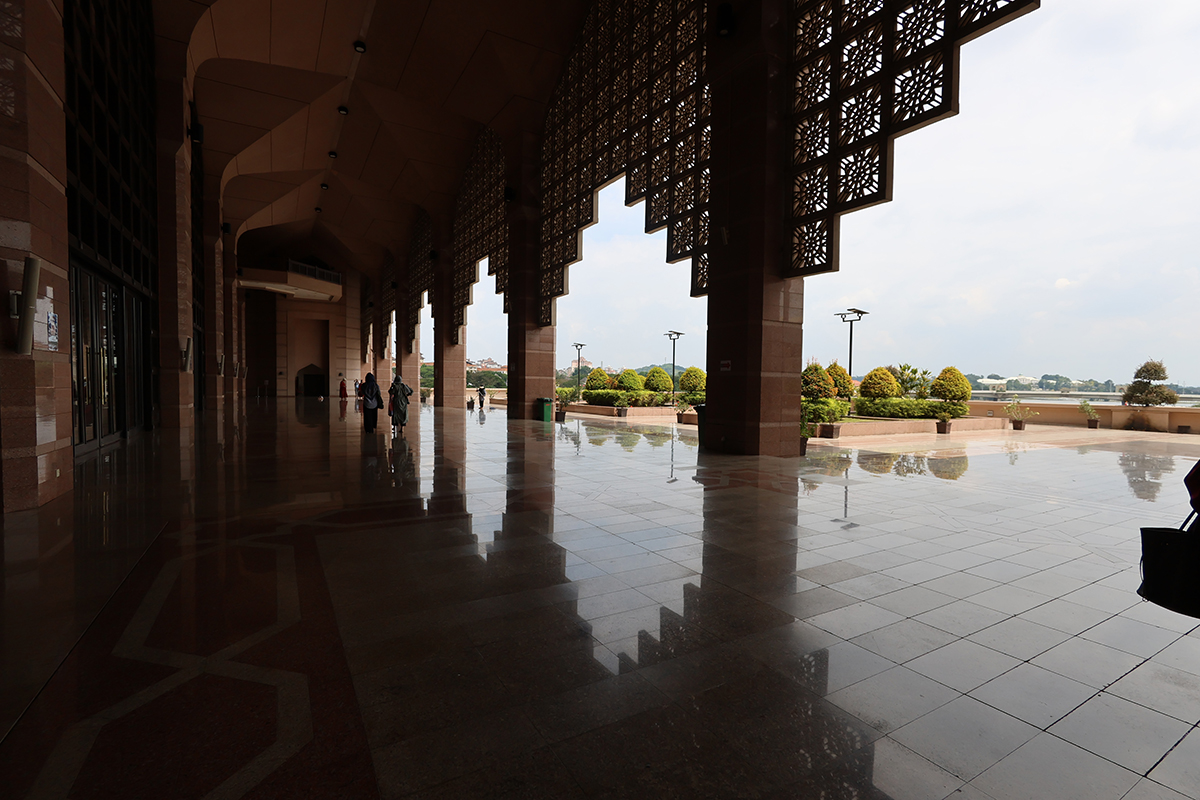 マレーシア クアラルンプールのピンクモスク（プトラモスク）の外観