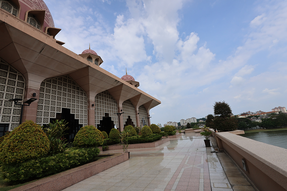マレーシア クアラルンプールのピンクモスク（プトラモスク）の外観