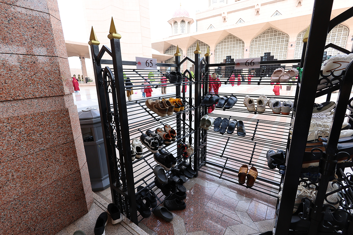 マレーシア クアラルンプールのピンクモスク（プトラモスク）の入口